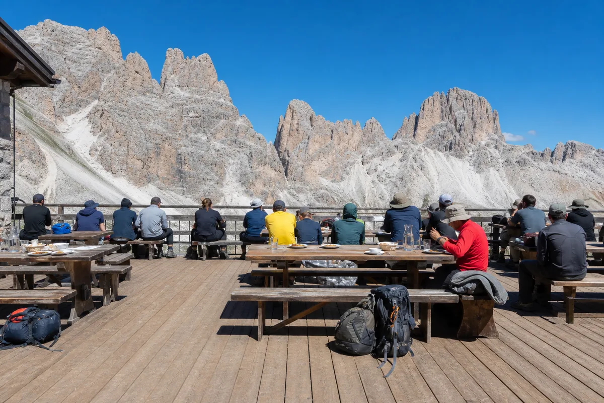 Terrasse de refuge dolomitique au moment du repas