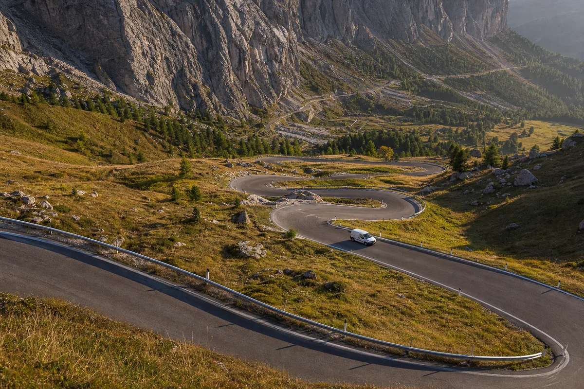 Route de col en lacets dans les Dolomites vue de haut