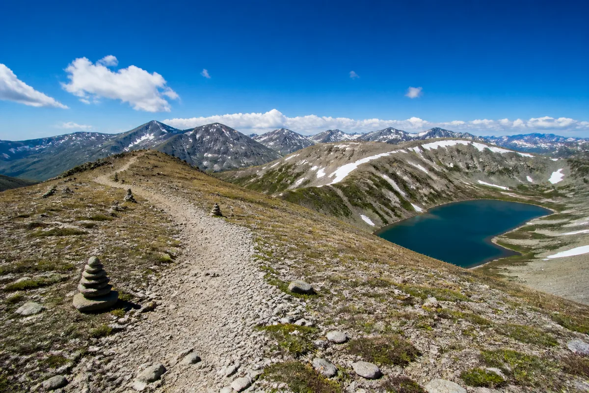 Sentier de crête au-dessus de la limite des arbres dans les Rocheuses, ciel dégagé du matin